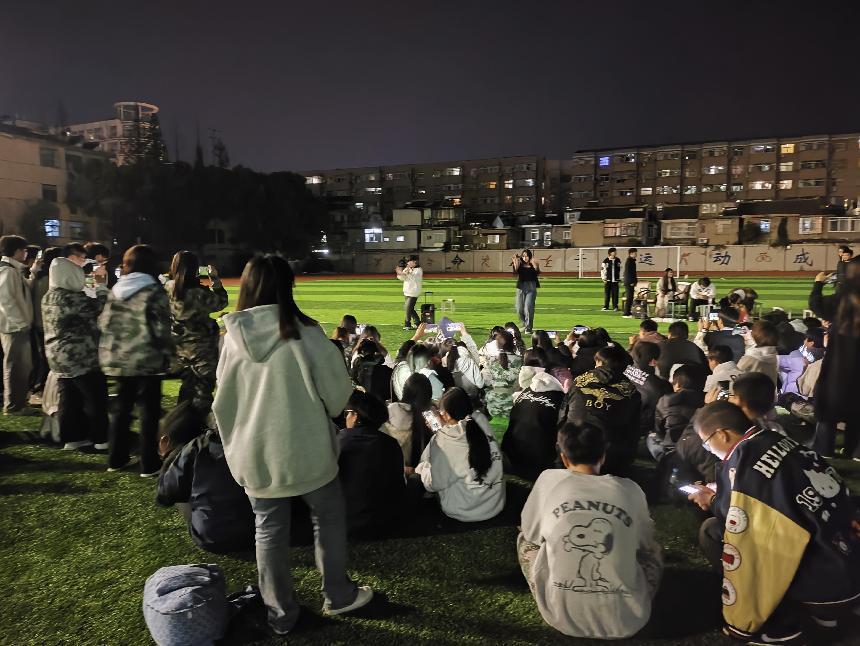 青春逐梦，筑梦建工 —— 建筑工程学院2025届新生军训迎新晚会圆满落幕